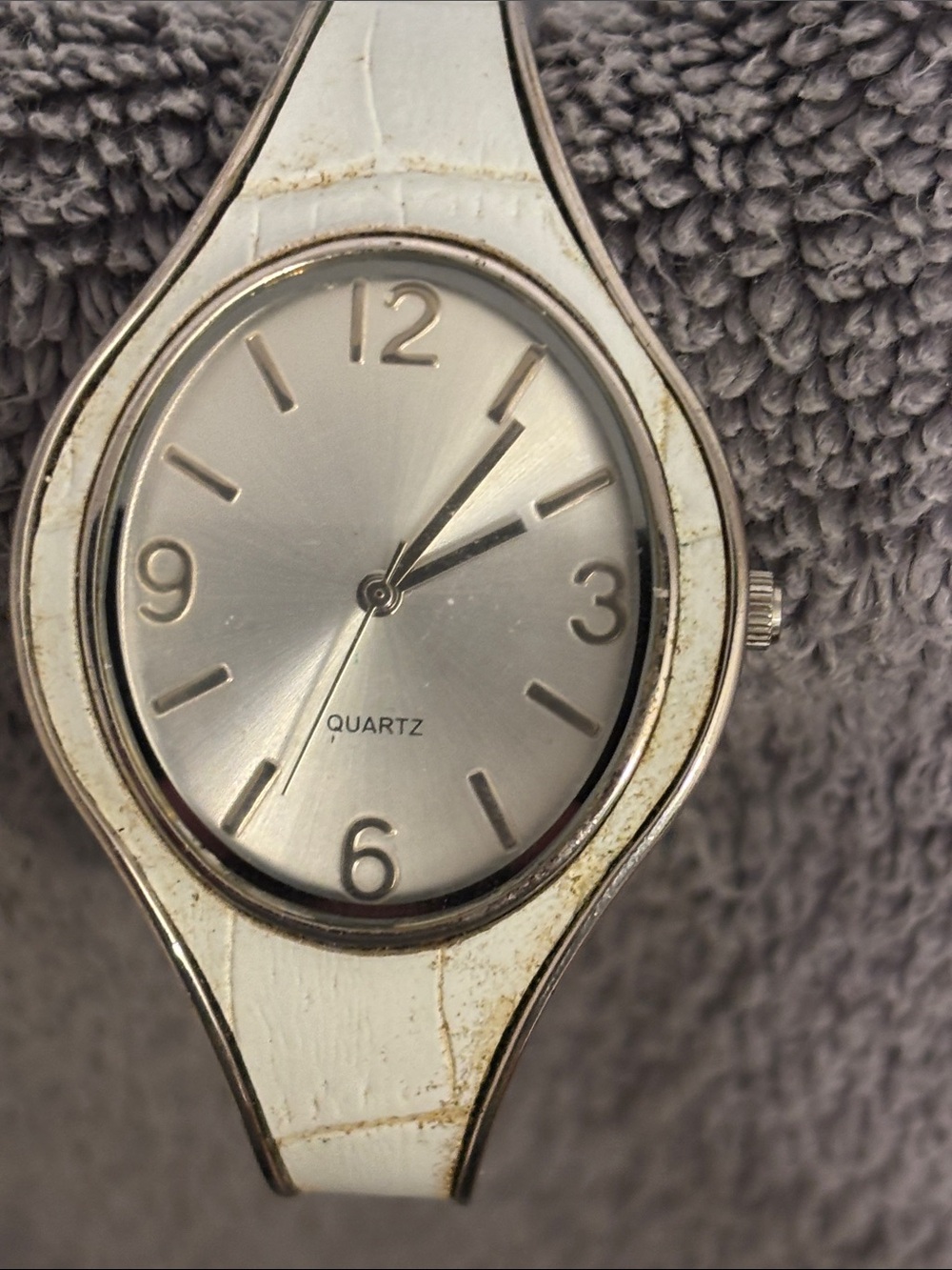 White Quartz Analog Smartwatch-Style Timepiece